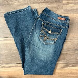 l.e.i. Juniors Sophia Hipster Back Flap Pocket Flare Jeans Size 13